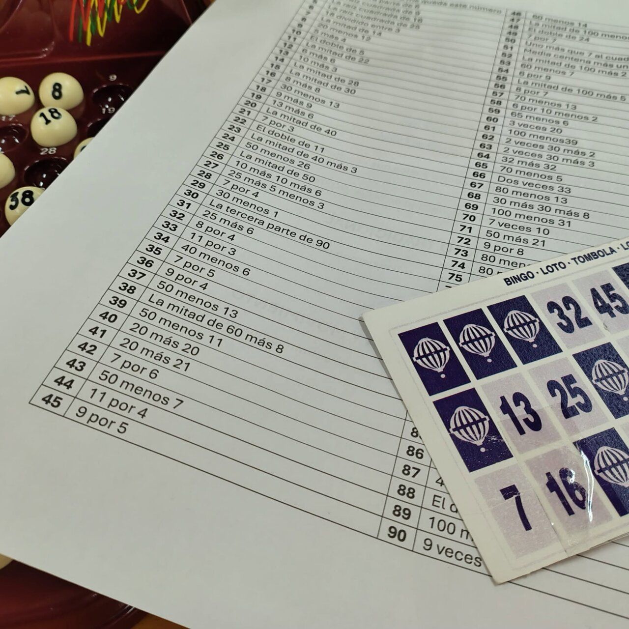 Hoja de bingo matemático con operaciones y cartón de juego