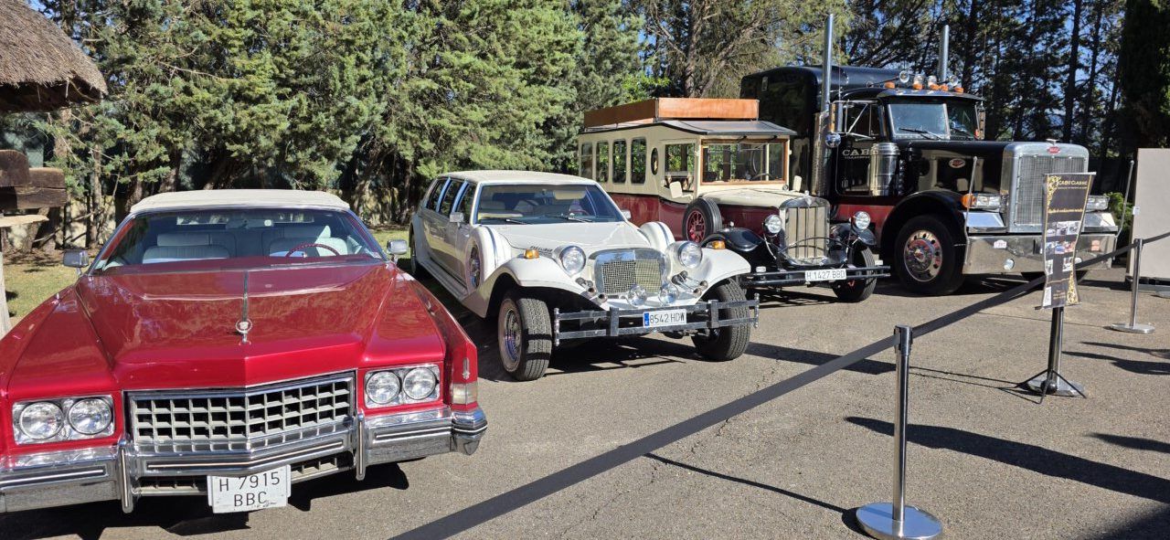 Exposición de vehículos clásicos en la Feria de Carracedelo