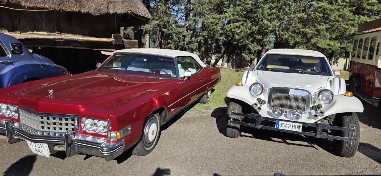 Dos vehículos clásicos expuestos en la Feria de Carracedelo.