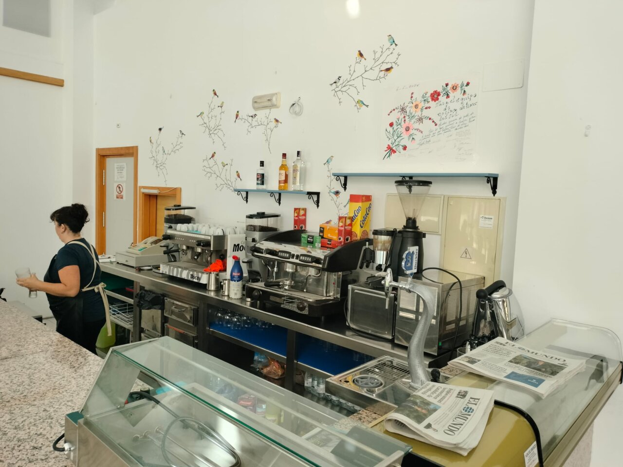 Interior de la cafetería en el Centro de Día de Flores del Sil