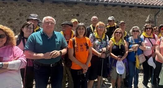 Grupo de peregrinos en el Camino Olvidado en Puente Almuhey
