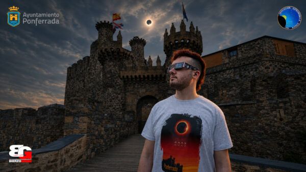 Hombre con camiseta del eclipse solar frente al castillo de Ponferrada