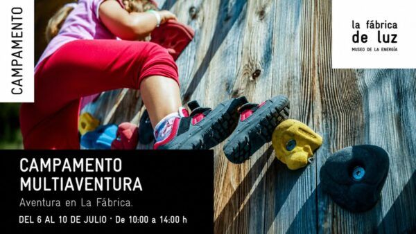 Niños escalando en el campamento del Museo de la Energía