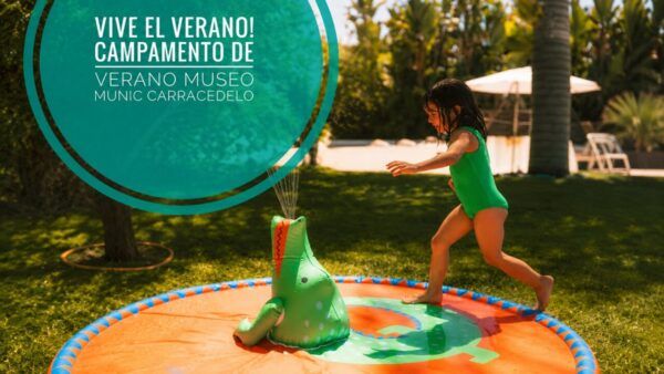 Niña jugando en un campamento de verano en Carracedelo