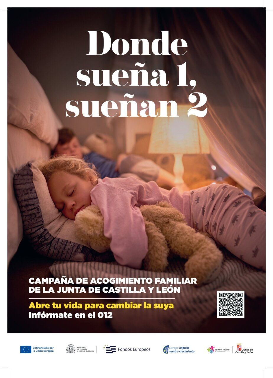 Niños durmiendo abrazados a un peluche en una cama