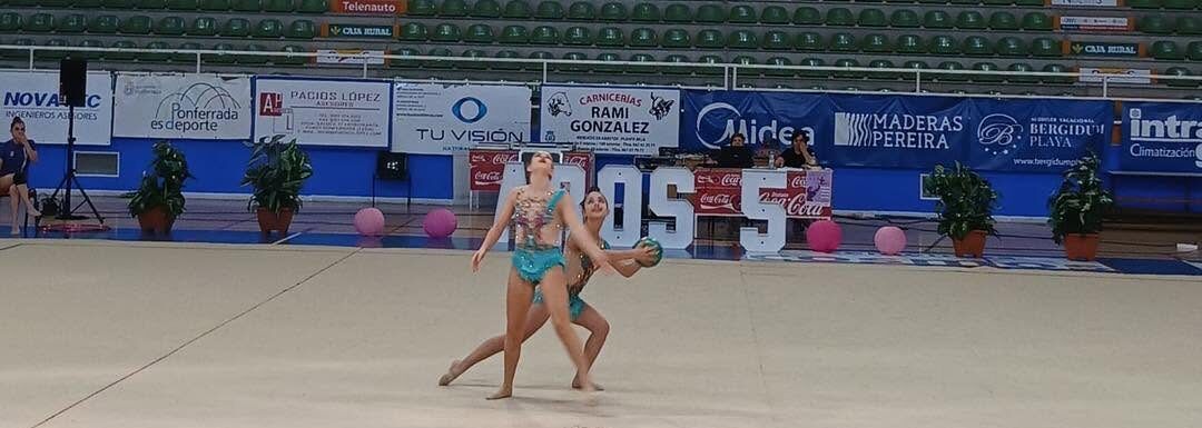 Jóvenes gimnastas compitiendo en el Pabellón Lydia Valentín