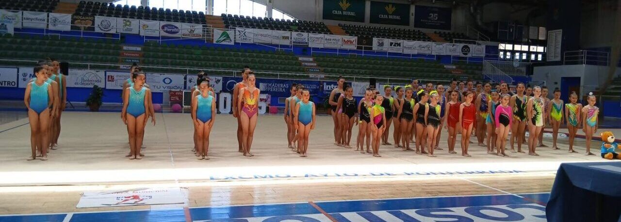 Jóvenes gimnastas en el Campeonato Escolar de gimnasia rítmica en Ponferrada.