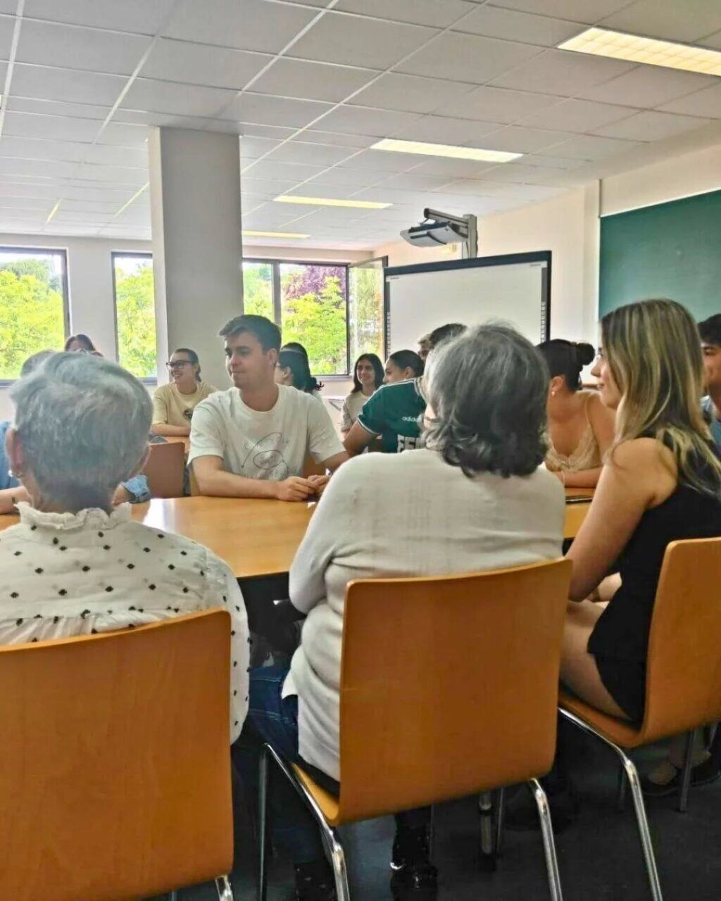 Estudiantes y personas mayores en actividad de aprendizaje en el campus