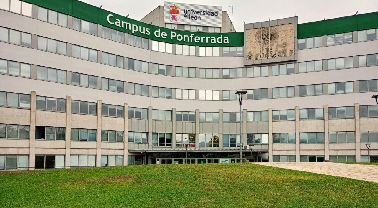 Exterior del Campus de Ponferrada con una bandera y una caja de firmas