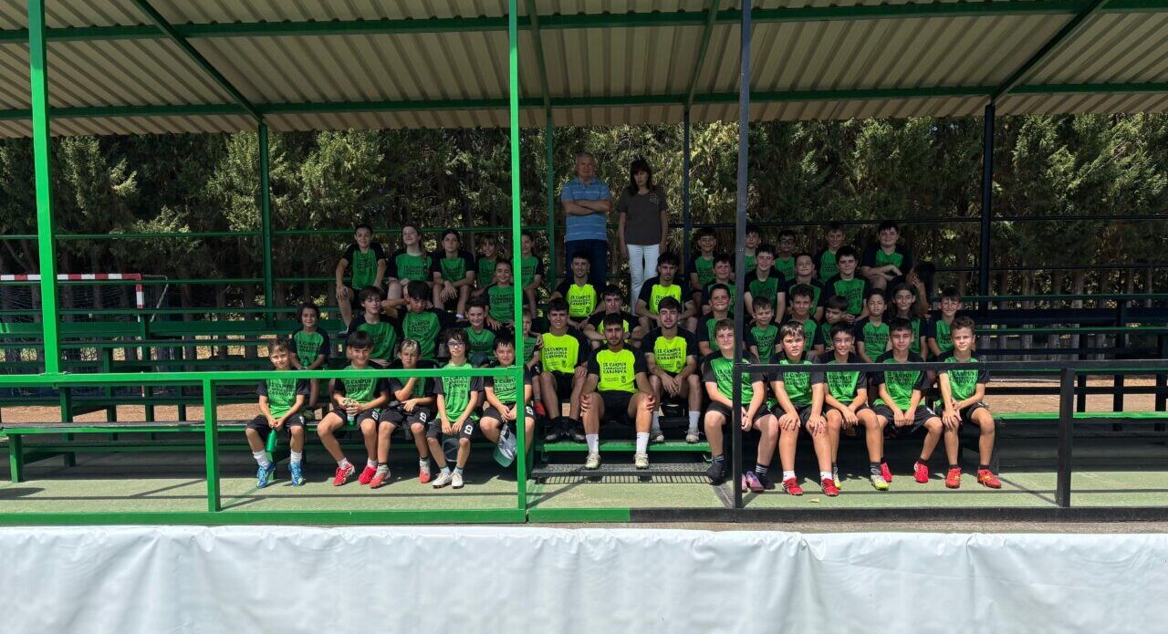 Grupo de niños en el campus de fútbol Carracedelo 2026