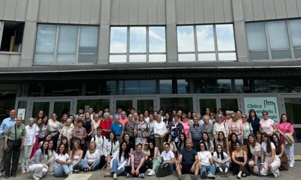 Grupo de estudiantes y personas mayores en el Campus de Ponferrada