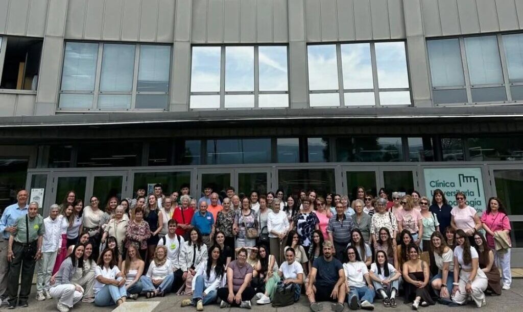 Grupo de estudiantes y personas mayores en el Campus de Ponferrada