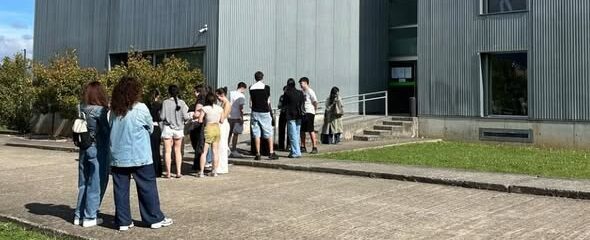 Estudiantes en fila frente al Campus de Ponferrada durante la PAU