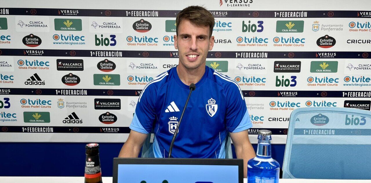 Carlos Calderón en conferencia de prensa con botellas de bebida