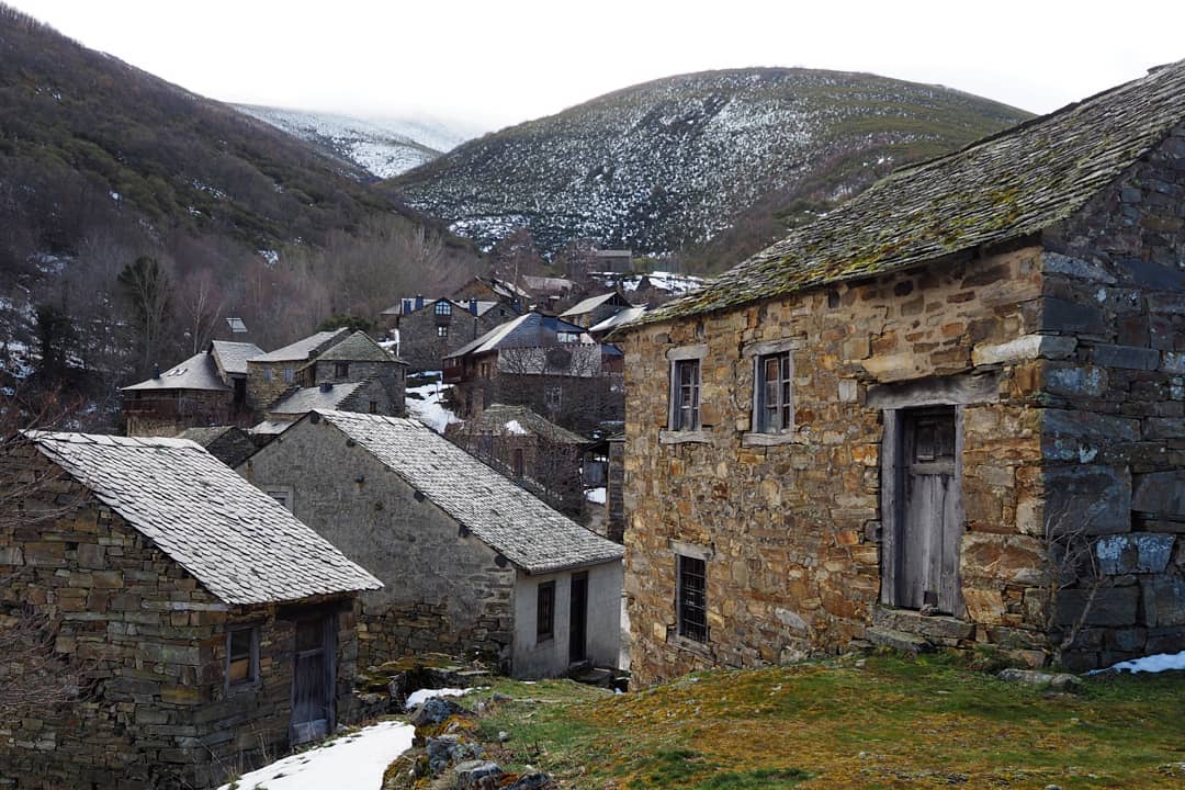 Vista del pueblo de Carracedo de Compludo en las montañas