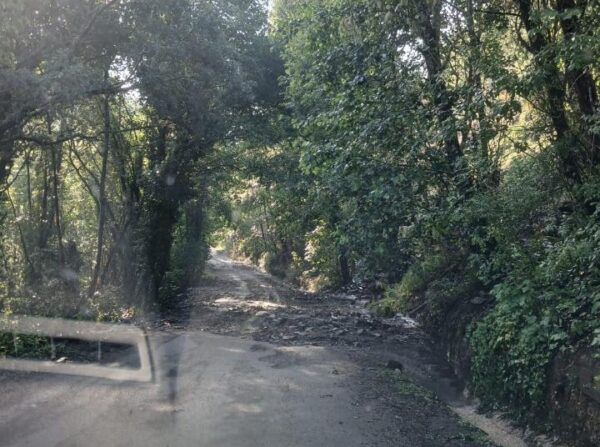 Carretera en Oencia afectada por desprendimientos tras tormentas