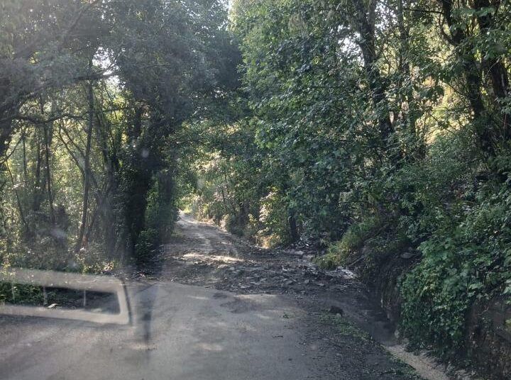 Carretera en Oencia afectada por desprendimientos tras tormentas