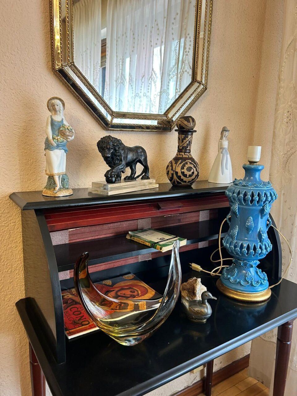 Decoración en Casa Maestra con antigüedades y objetos únicos