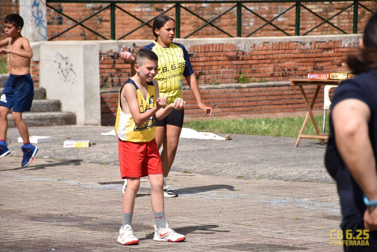 Niños participando en una fiesta de despedida de temporada de baloncesto