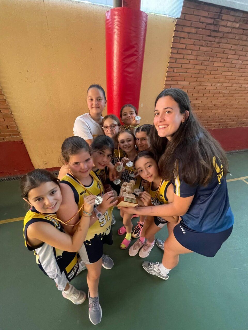 Jugadoras del CB 6,25 Ponferrada celebrando su tercer puesto en minibasket