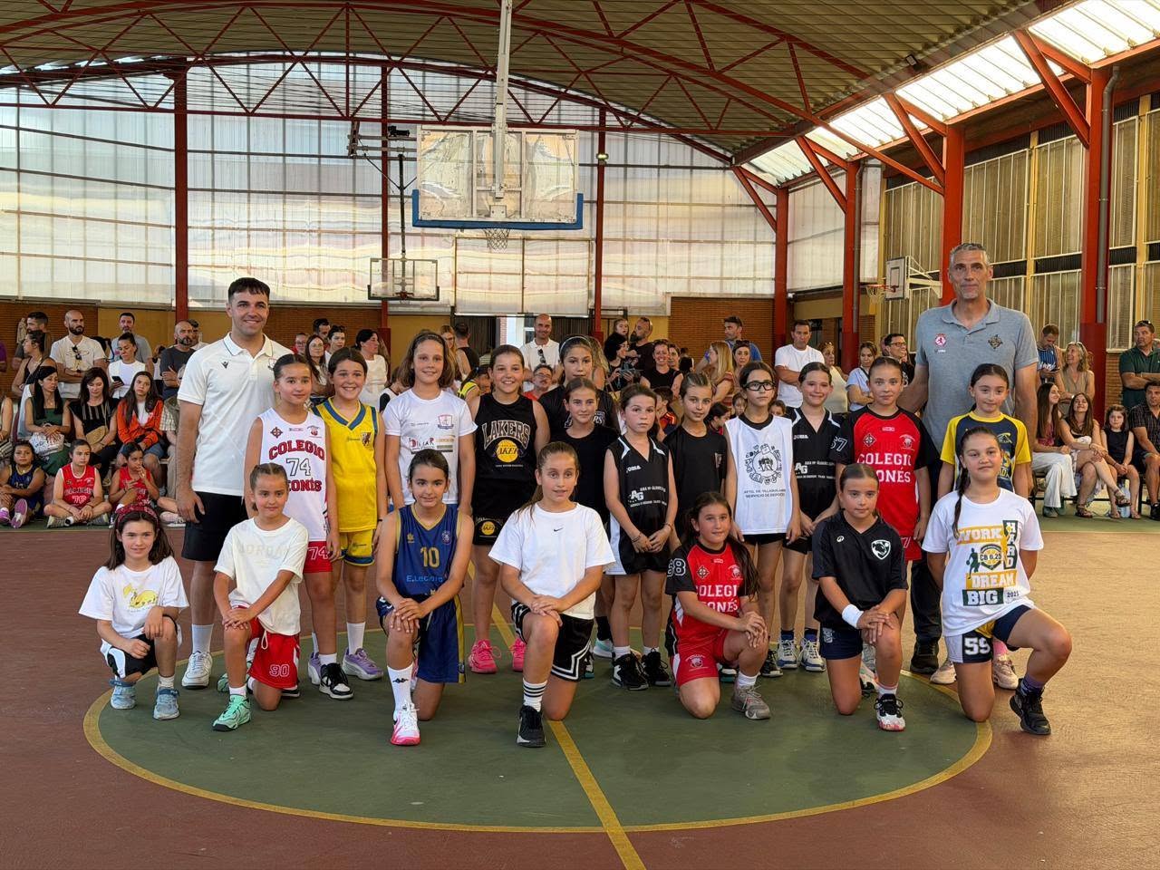 Jugadoras del CB 6,25 Ponferrada en el Torneo de Minibasket del Colegio Leonés