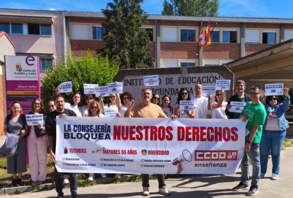 Protesta de CCOO en Bembibre por mejoras laborales del profesorado