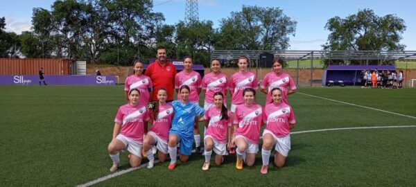 Equipo femenino del C.D. Santa Ana posando en el campo de fútbol