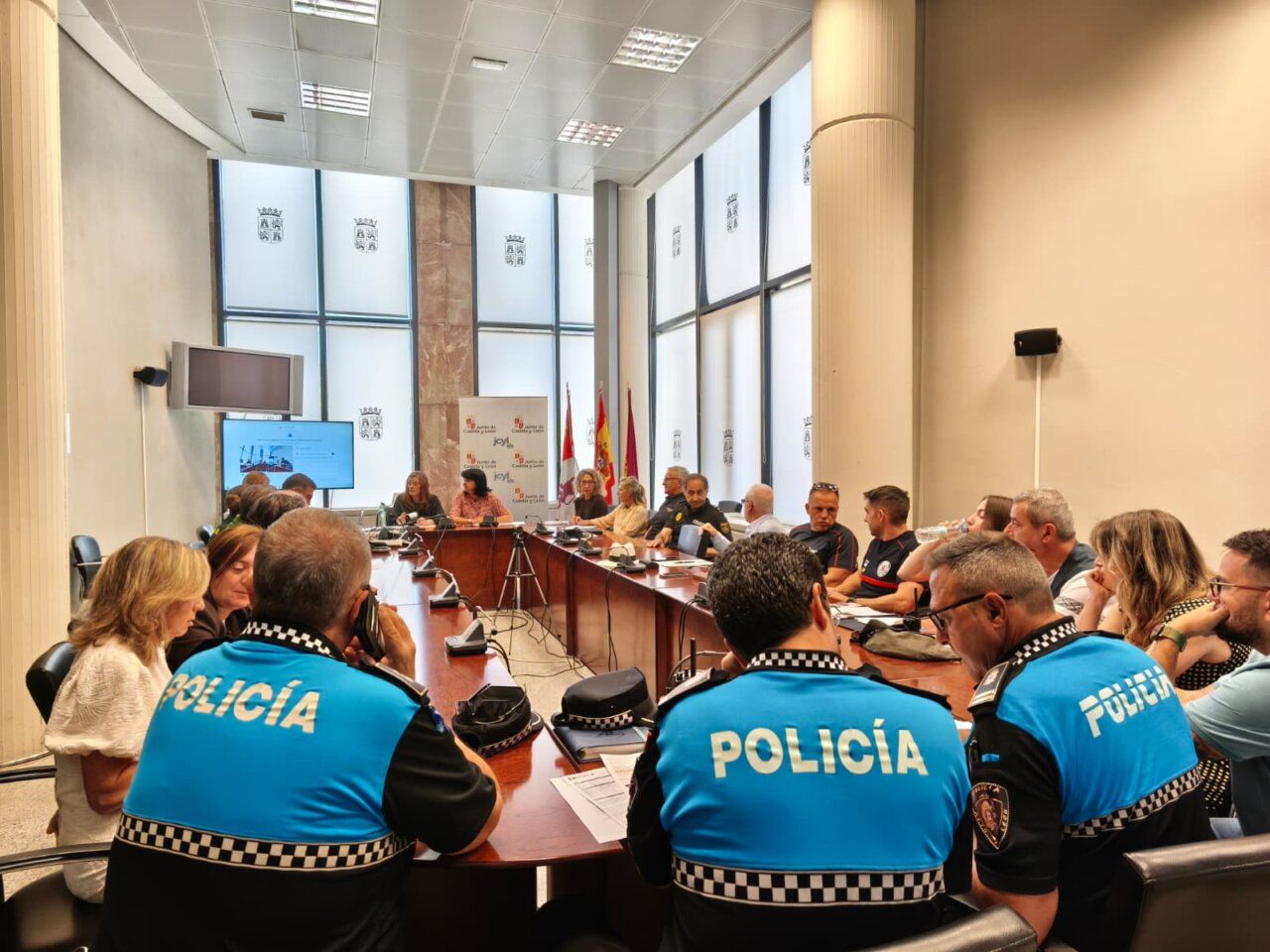 Reunión del Cecopi sobre el eclipse solar en León con autoridades y policías
