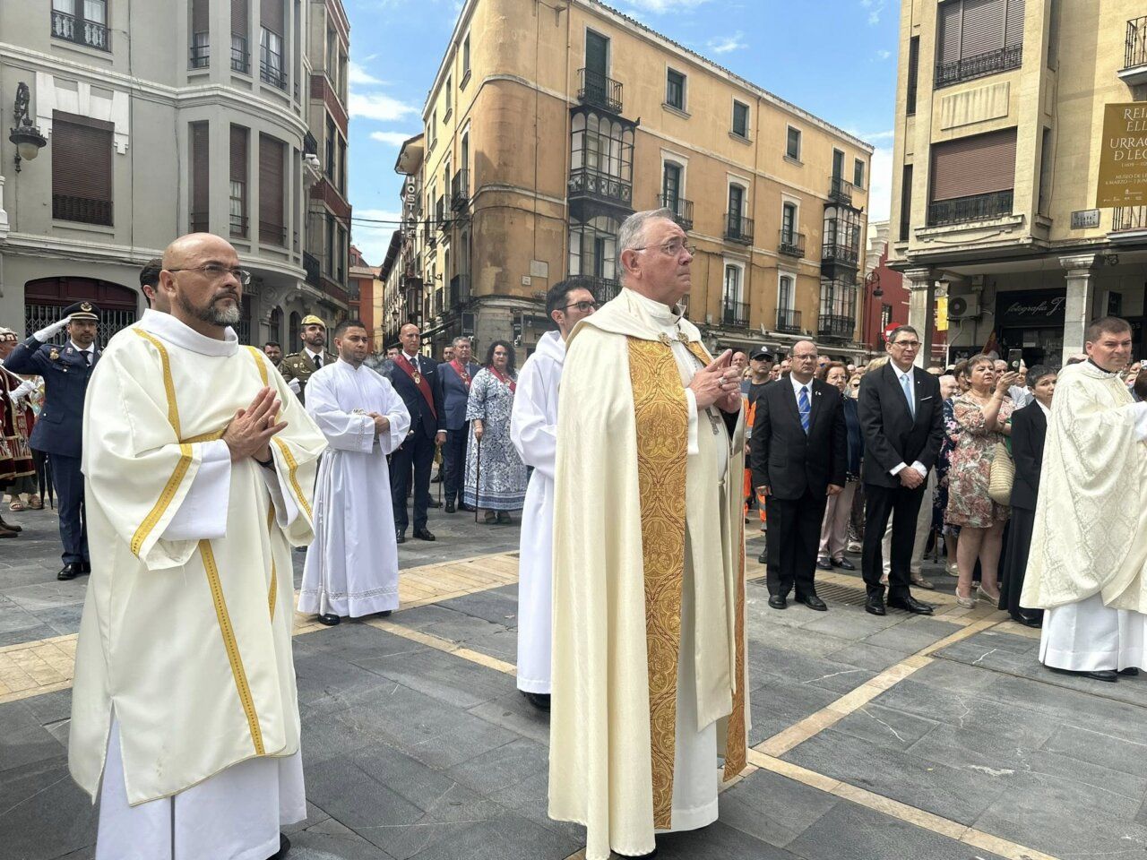 Multitudinaria procesión del Corpus Christi en León con clérigos y asistentes