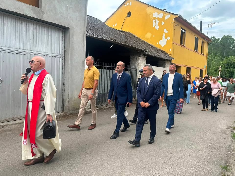 Alcalde y comunidad durante la celebración de San Pedro en Dehesas