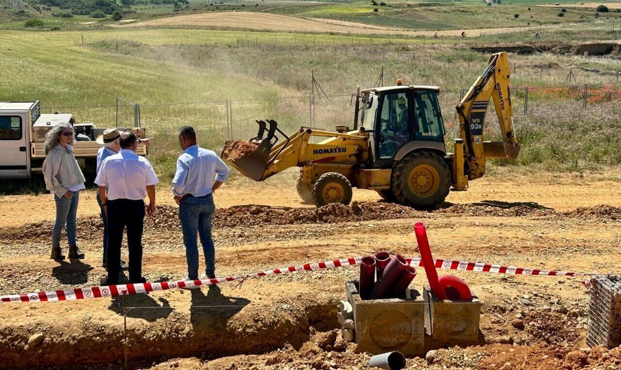 Visita a las obras del Centro Arqueológico de Lancia con maquinaria y trabajadores