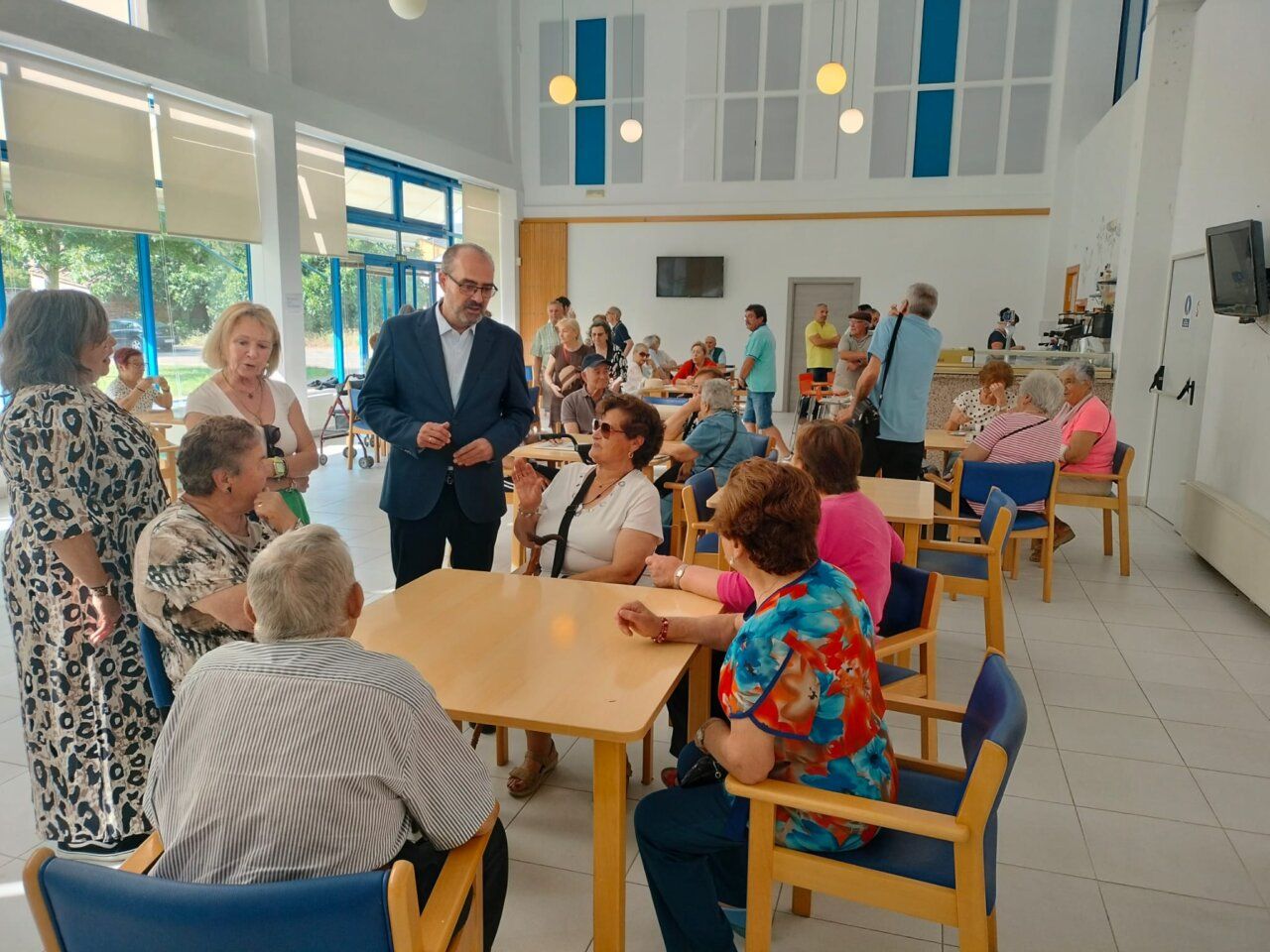 Reapertura de la cafetería en el Centro de Día de Flores del Sil con vecinos y autoridades
