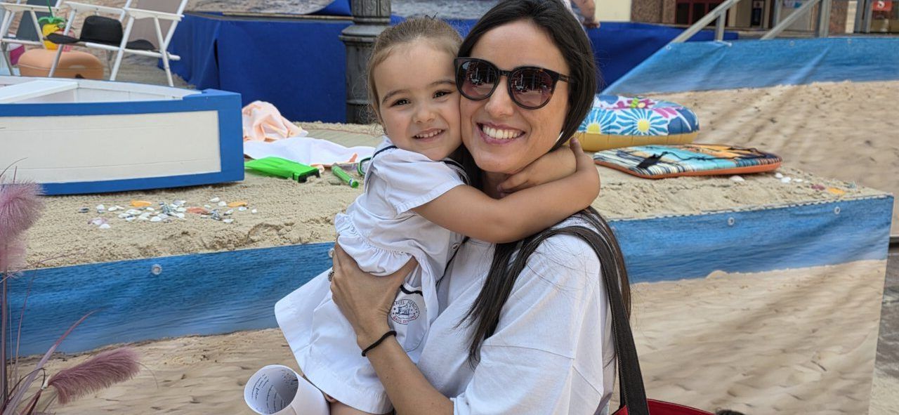 Mujer y niña sonrientes en una playa urbana en Ponferrada