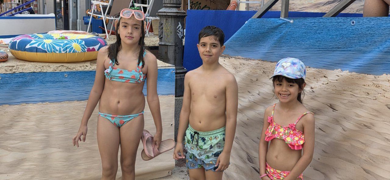 Niños disfrutando de una playa urbana en Ponferrada durante el evento Flower Power