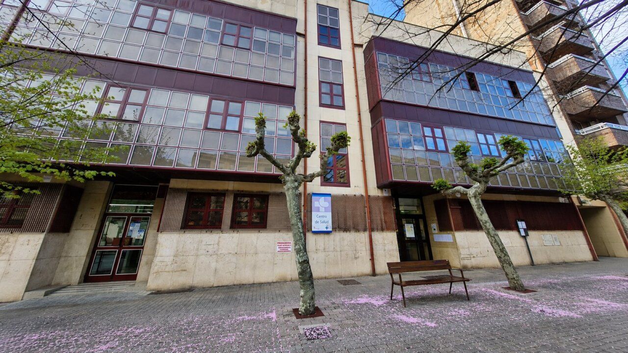 Edificio del centro de salud en Ponferrada con árboles recortados