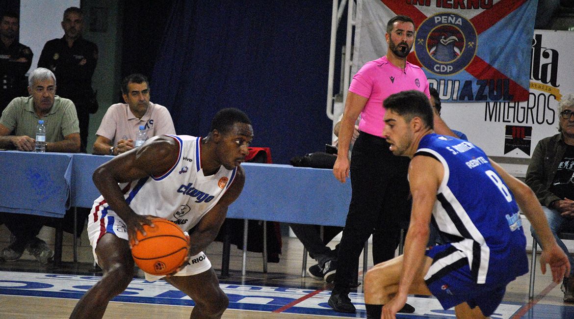 Chandler Jacobs jugando baloncesto con el Clínica Ponferrada