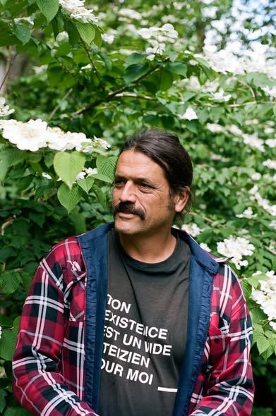 Íñigo Segurola en un entorno natural durante una charla sobre medio ambiente
