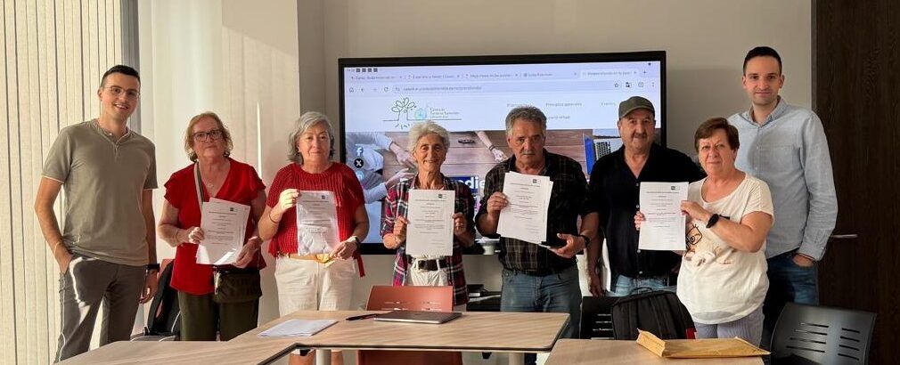 Grupo de personas sosteniendo diplomas en un aula universitaria