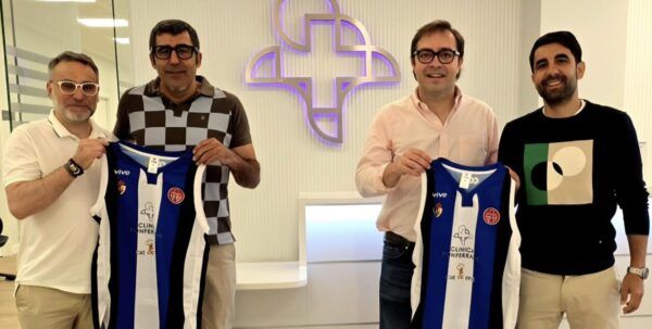 Representantes de Clínica Ponferrada sosteniendo una camiseta del CDP