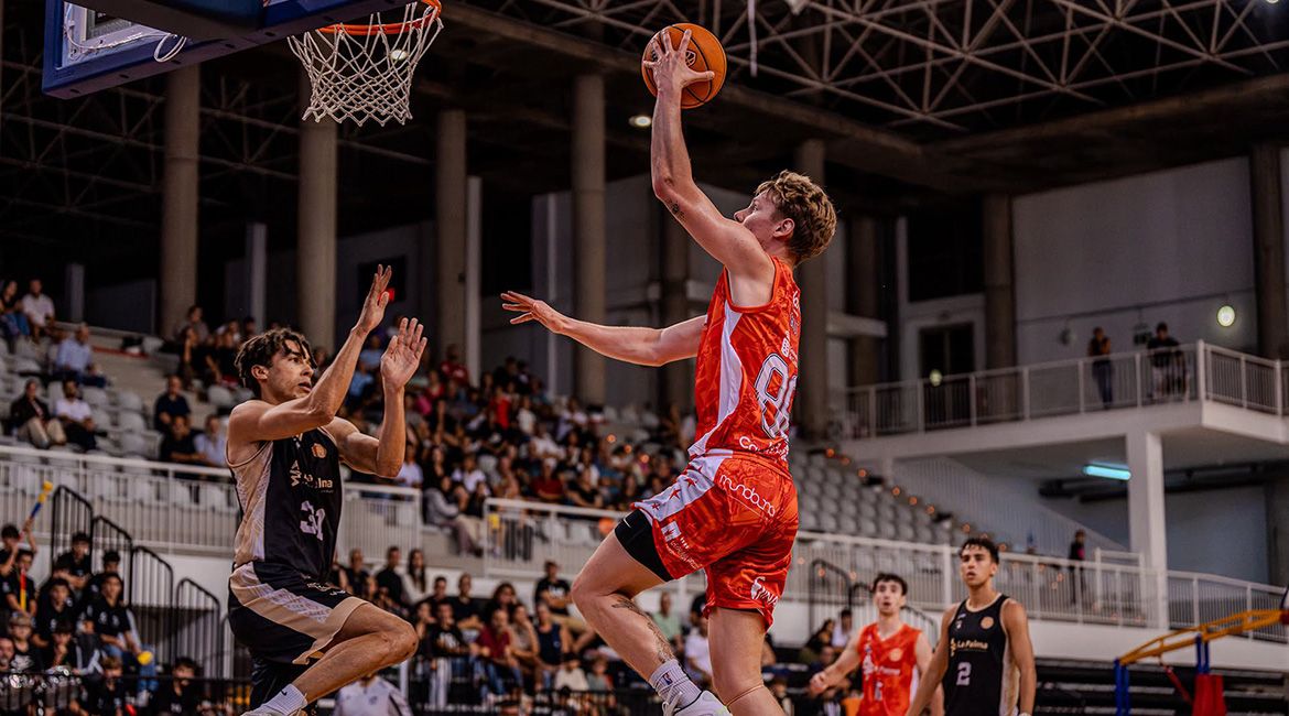 Jugador de baloncesto en acción durante un partido en la Clínica Ponferrada