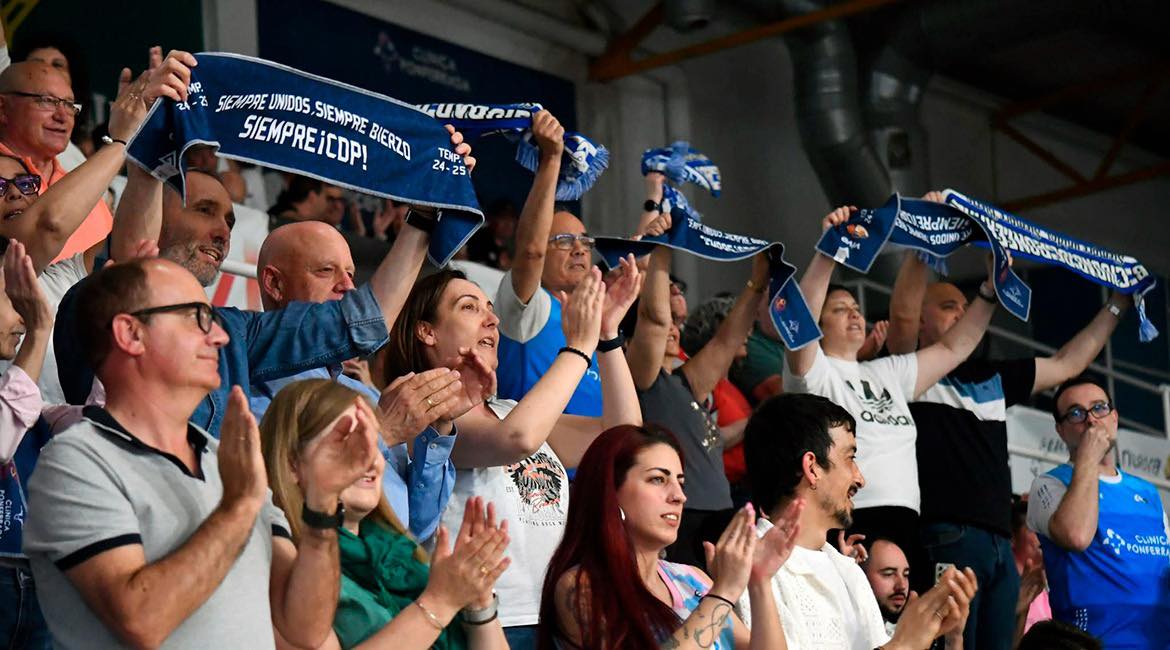 Aficionados del Clínica Ponferrada SDP animando en un partido de baloncesto
