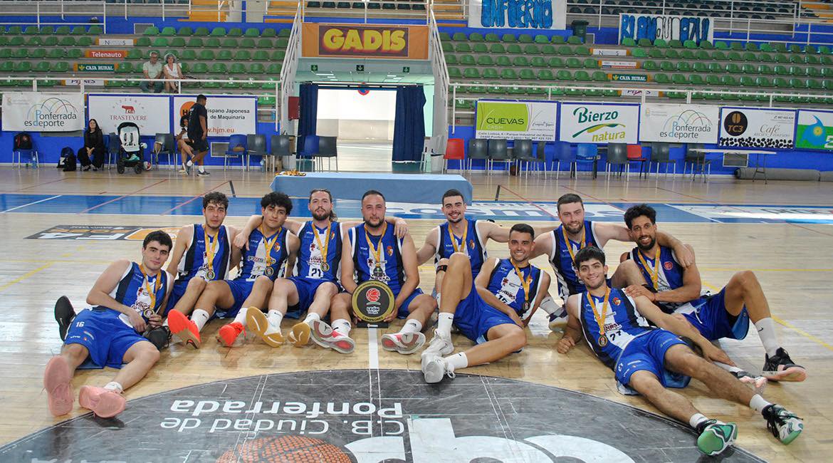 Equipo de baloncesto ULE Bodegas Guerra SDP celebrando su victoria