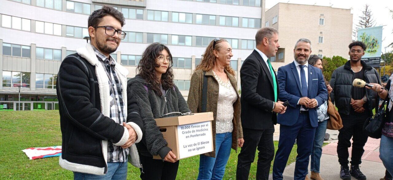 Miembros de Coalición por El Bierzo sosteniendo una caja con firmas en Ponferrada