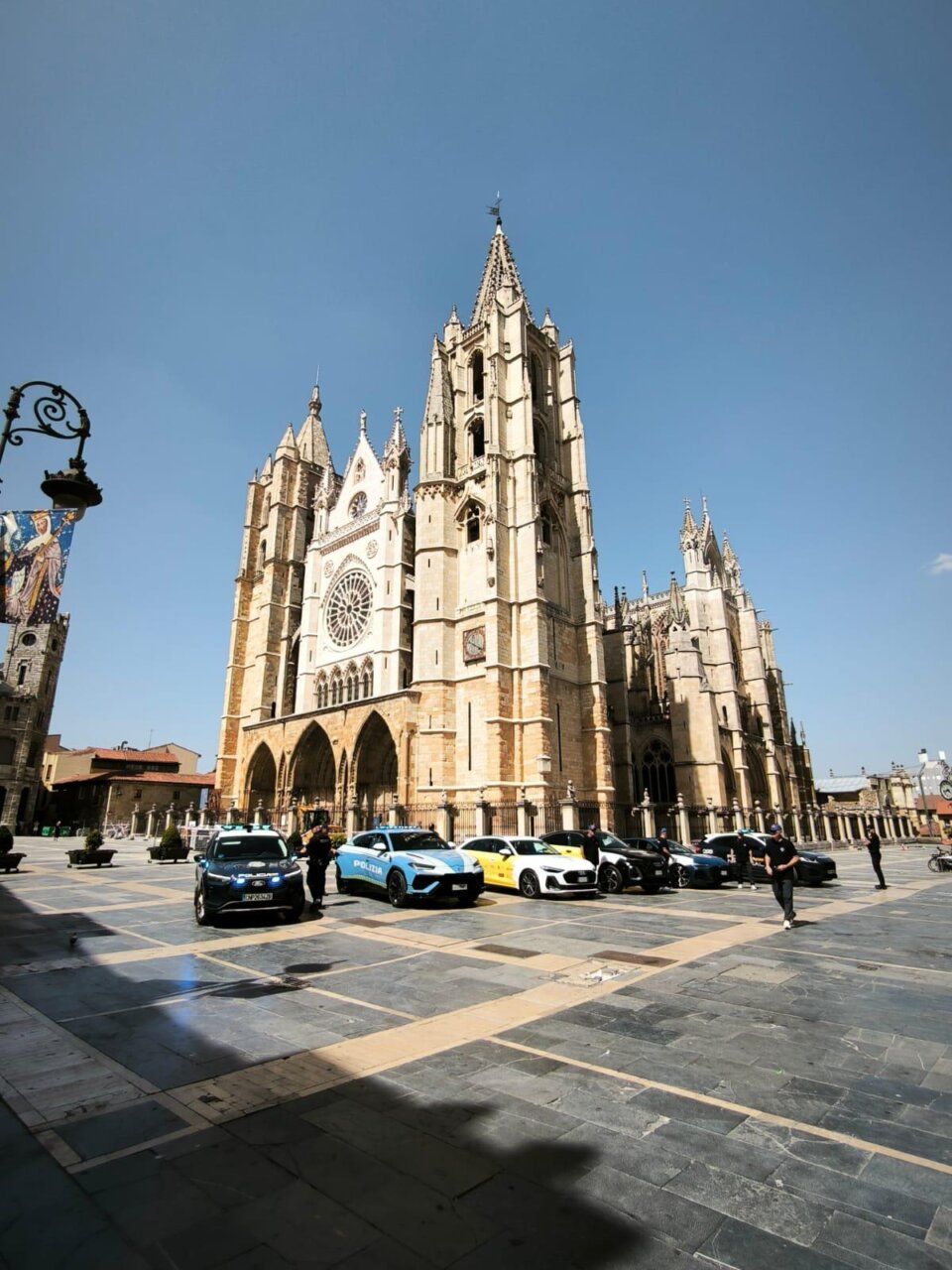 Policía Nacional y Estatal Italiana en la Plaza de León