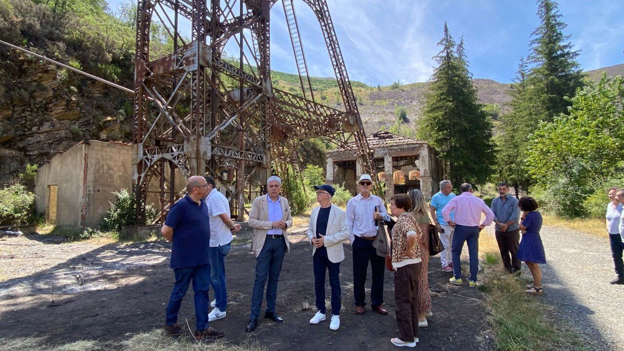 Grupo de personas en una visita a un sitio histórico en León