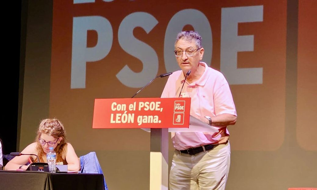 Reunión del PSOE en Valderas con miembros del partido en el escenario