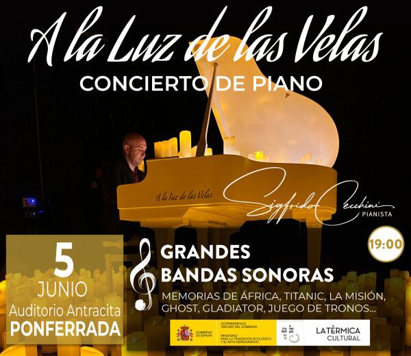 Pianista Sigfrido Cecchini en concierto iluminado por velas