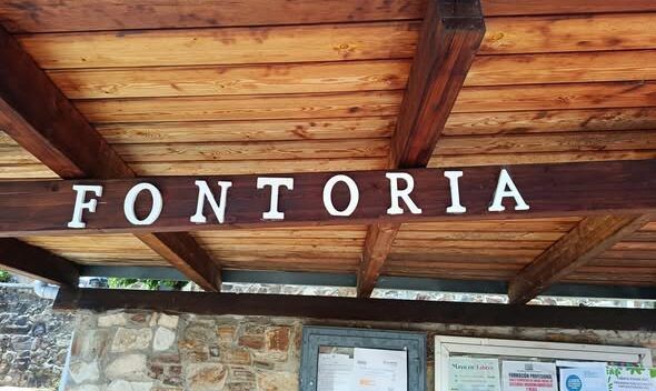 Cartel de madera del Parque de Fontoria con el nombre visible