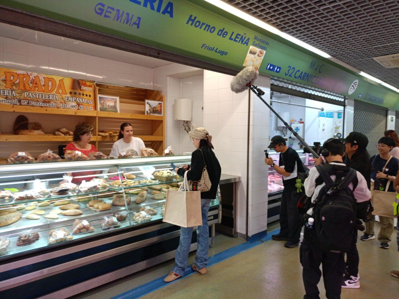 Concursante del reality en el Mercado de Abastos de Ponferrada