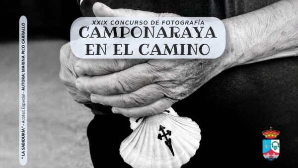Manos sosteniendo una concha del Camino de Santiago